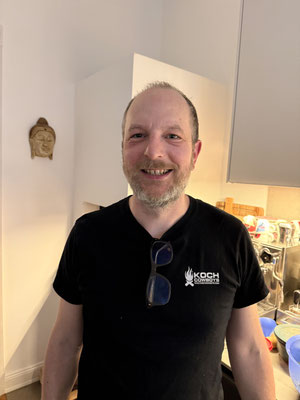 Stefan 2 probiert Spargelschaum aus