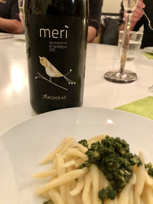 Pasta Pesto mit einem schönen Wein aus Sardinien