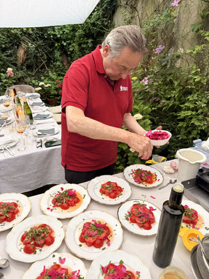 Jochen bereitet seinen sommerlichen Melonensalat zu