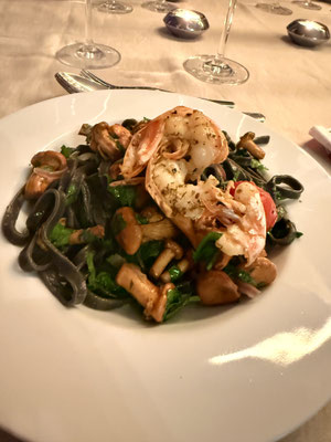 schwarze Pasta mit Pfifferlingen und Scampi