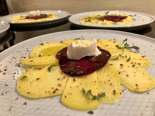 Mango rote Beete Carpaccio mit Zigenkäse on top