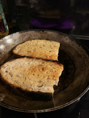 das Brot wird in der Pfanne geröstet