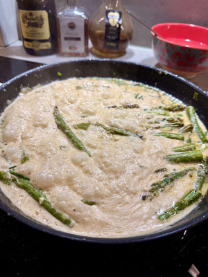 Grüner Spargel in Sauce