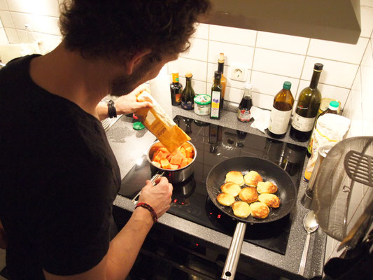 Fabian unterstützt beim Papaya Kompott