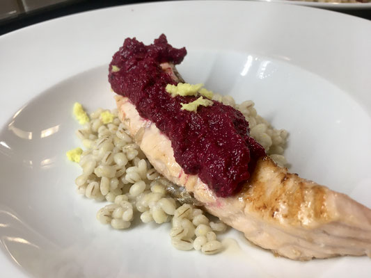 Lachsfilet auf Graupenrisotto mit Rote Bete Pesto by Gastgeber Marco