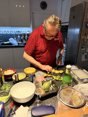 und Jochen legt sofort eifrig los