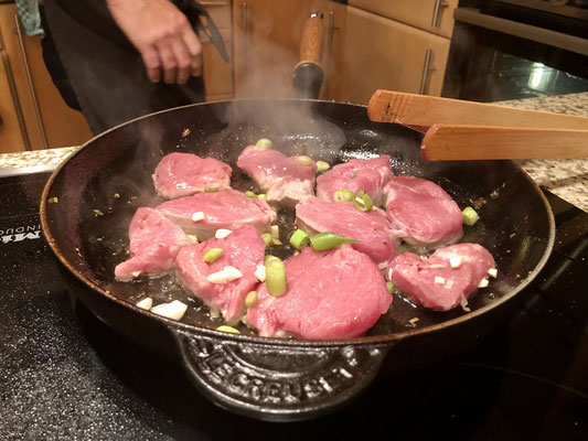 das Kalbsfilet wird schön scharf angebraten