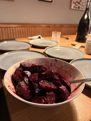 Stefan bereitet seine rote Beete zu