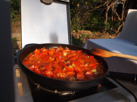 Er macht daraus eine frische Tomatensuppe