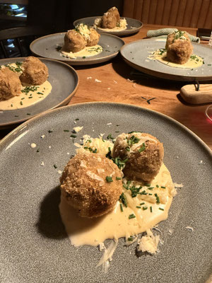 Short Rib Kroketten mit Gruyere auf Bechamel Sauce