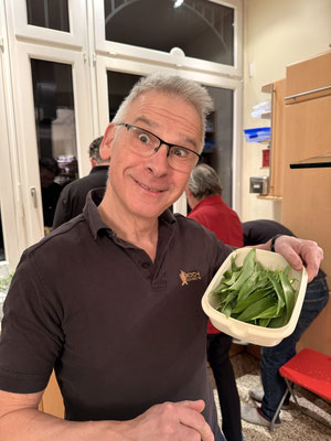 Marcus hat Bärlauch aus seinem Garten mitgebracht