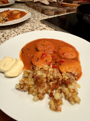Moderne Currywurst rot weiß