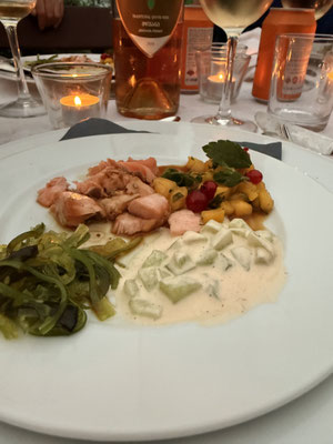 Marcus kreiert geflämmten Lachs mit Gurkensalat und Mango