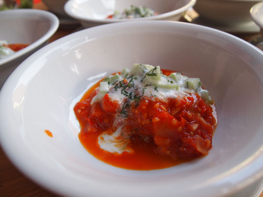 Frische Tomatensuppe mit Gurkensalat als Topping