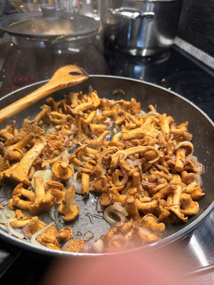 doch zuerst brät Massimo seine Pfifferlinge