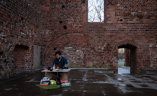 "A Piece Off Me", 2021 installation, Greifswald (created at the Workshop: "Künstl. Installation zwischen Urbanem Raum & Natur" by Holger Stark)