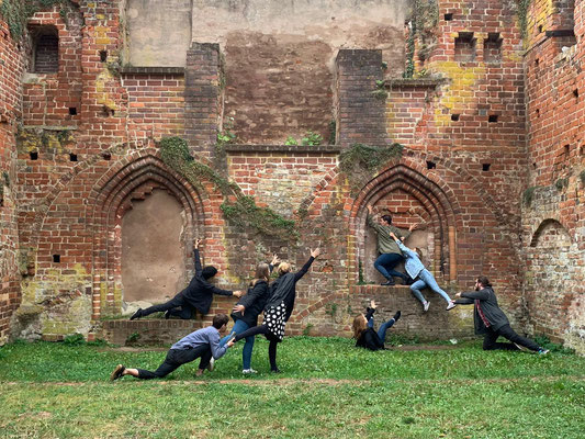 "Staging The Raft of the Medusa at Eldena Abbey", performance workshop by Nezaket Ekici, photo: Nezaket Ekici