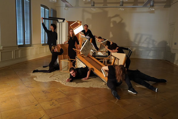Performance "temporary", conceptualized at the performance workshop by Nezaket Ekici, photo: Volker Pesch