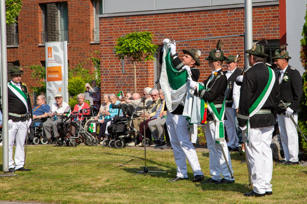 Ebenfalls unter musikalischen Klängen wurde die traditionelle Fahnenhissung an der Diestedder Straße durch die Fahnenkompanie des Vereins vorgenommen 