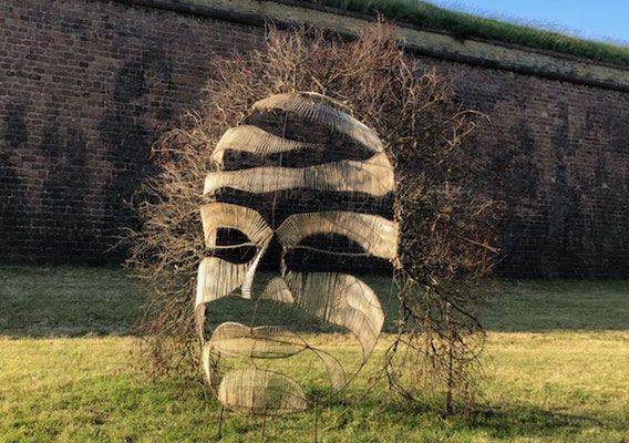 Le Passage, masque, sculpture Land Art bois, métal, ficelle, Festival de Land Art de Neuf-Brisach Remp'Arts 2018, hauteur 5m, Manon Cherpe