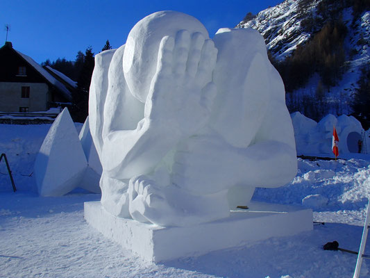Compression - 1er prix national du Concours de sculpture sur neige, Valloire 2014 - réalisation Manon Cherpe, Christian Burger et Carina Tornatoris - hauteur 4m