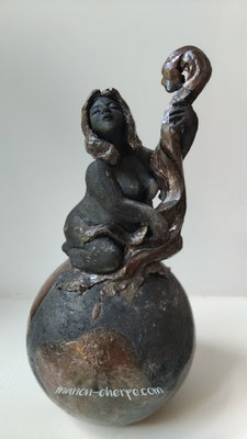 Déesse de l'Eau, sculpture Raku, Manon Cherpe Sculptrice