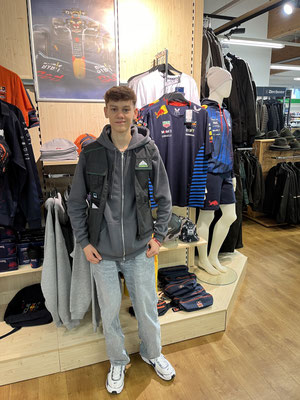 Geburtstagskind Nico Kerbis beim Lagerhaus in Gleinstätten