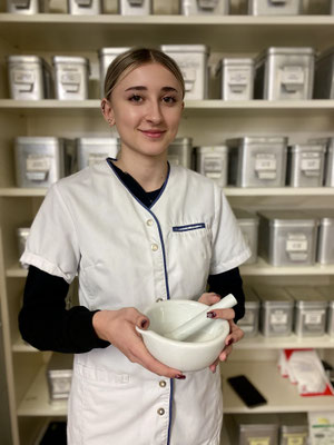 Hanna Grubelnik bei der Johannes Apotheke in Bad Schwanberg