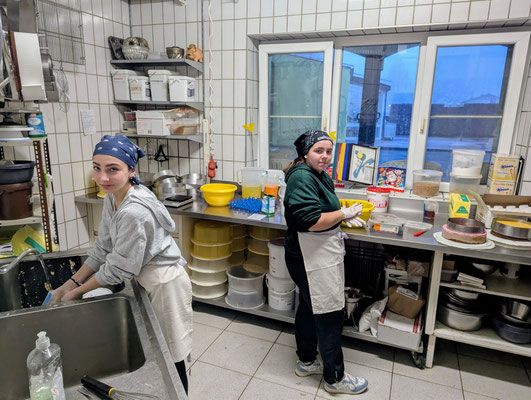 Nora Michelitsch und Melina Wabnegg bei der Konditorei Kundlatsch
