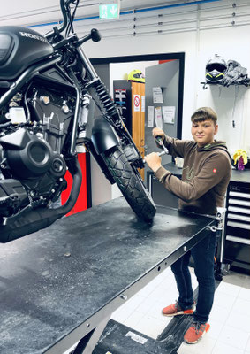 Laurin Stelzl bei der Motorradklinik