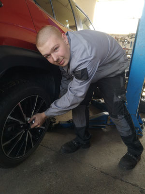 Leon Kaiser bei Willis Werkstatt