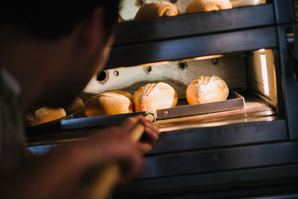 De broden zijn gaar en kunnen uit de oven gehaald worden...