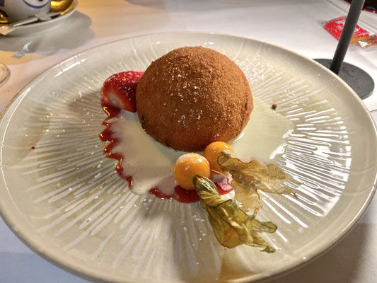 Frittiertes Vanilleeis. Deep-fried vanilla ice cream. Gelato alla vaniglia fritto.