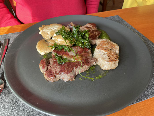 Gemischter Fleischteller. Piatto di carne mista. Mixed meat platter.