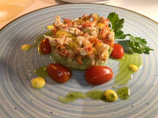 Avocado mit Shrimps. Avocado with shrimp. Avocado con gamberi.