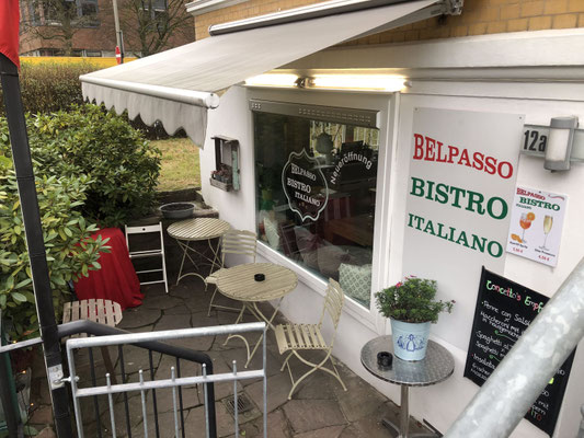 Kleine Terrasse vor dem Eingang. mall terrace in front of the entrance.