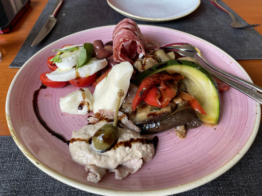 Kleine Antipasti. Piccoli antipasti. Small antipasti.