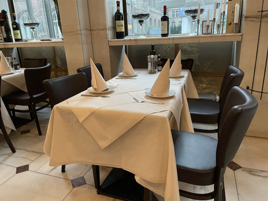 Es gibt auch Stoffservietten. There are also fabric napkins. Ci sono anche tovaglioli in tessuto.