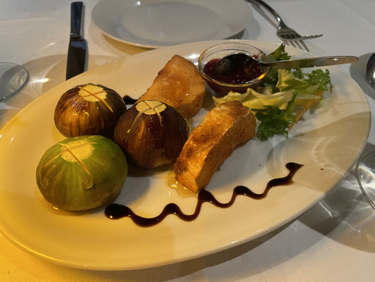 Warme Feigen mit Honig. Warm figs with honey. Fichi caldi con miele.
