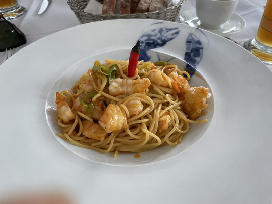 Spaghetti mit Garnelen. Spaghetti ai gamberetti. Spaghetti with shrimp.