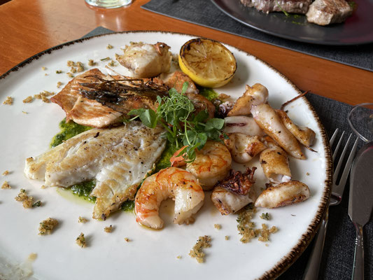 Gemischter Fischteller. Piatto misto di pesce. Mixed fish platter.