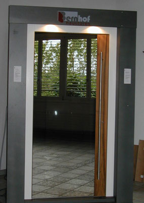 84 - Ganz-Glas-Haustüre mit Nussbaum-Fries, 90/195 cm Band rechts