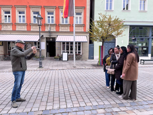 Die Damen freuen sich über den flotten Fotografen