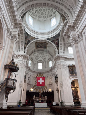  Mit Blick in die eindrückliche St. Ursen Kathedrale 