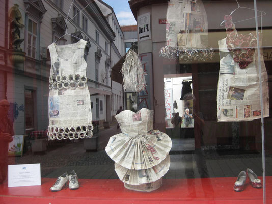 Mode im Zeitungslook - ein Schaufenster in Maribor