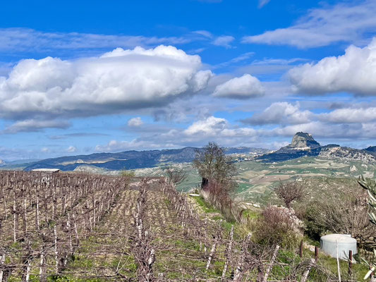 Der Monte San Paolino dominiert die Gegend und am Fusse scheint die Gemeinde Sutera wie angeklebt