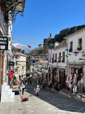 Hübsch geschmückte Gasse in der UNESCO-Stadt Gjirokastra
