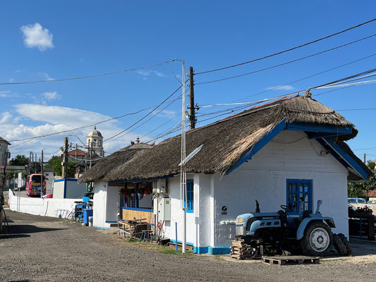 Das kleine Hafengebäude von Jurilovca mit schmuckem Reetdach