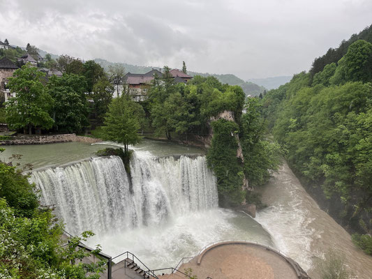 Der Pliva-Wasserfall in Jajce, auch er wird von der Farbe Braun dominiert