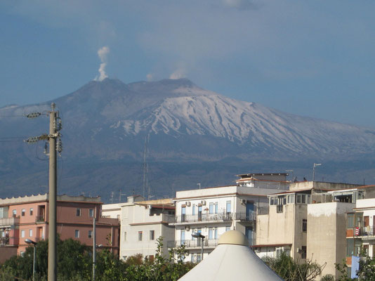 Der Blick zum Aetna aus dem Dachfenster in Giardini-Naxos